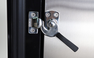 자체 캐스케이드 시스템이있는 -86 ° C 초저온 냉동고 detail - 개별 내부 도어를 독립적으로 열어 챔버 내부의 성에 축적을 최소화할 수 있습니다. 스테인리스 스틸 내부 손잡이로 서리에도 편리하게 문이 열릴 수 있습니다.