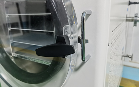 식품 용 1-2Kg 소형 가정용 동결 건조기 detail - 투명한 눈에 보이는 플렉시 유리 도어는 재료의 동결 건조 과정을 직접 관찰할 수 있습니다.