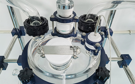 100L 재킷 유리 반응기 detail - 모터, 콘덴서, 온도 센서, 고체 추가, 공기 배출 및 깔때기 탱크용 반응 덮개의 총 6개 포트. PTFE 밀봉.