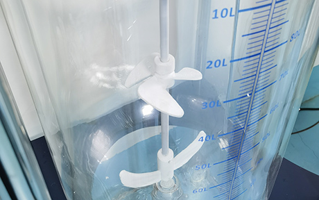 100L 재킷 유리 반응기 detail - 높은 붕규산 유리 재료, 이중층 교반 앵커, 부식 방지용 PTFE 재료.