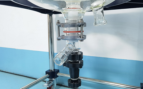 100L 재킷 유리 반응기 detail - 배출 밸브, 배출하기 쉬운 재료. 부식 방지용 PTFE 부품.