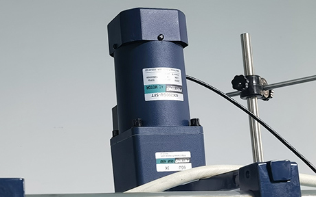 100L 재킷 유리 반응기 detail - 안정적이고 신뢰할 수 있는 저속 전력 증가 모터, 전자 무단 속도 조절.