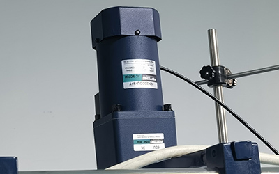 200L 자켓 유리 반응기 detail - 저속 부스터 모터, 속도를 0-280rpm으로 조정합니다.