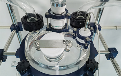 200L 자켓 유리 반응기 detail - 총 6개의 포트, 모터, 고체 추가, 온도 센서, 응축기, 공급 탱크, 공기 배출용.