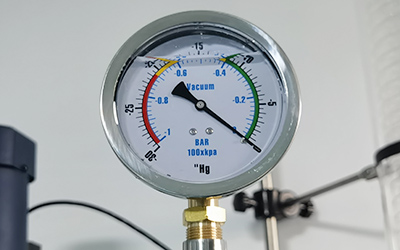 200L 자켓 유리 반응기 detail - 오일 진공 측정기, 교반 중 진동 방지.