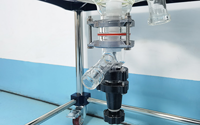 200L 자켓 유리 반응기 detail - 배출 밸브, 배출하기 쉬운 재료. 부식 방지용 PTFE 부품.