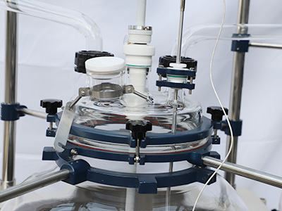 200L 단층 유리 반응기 detail - 반응 캡, 교반, 온도 센서, 고체 공급, 공기 방출, 액체 공급, 환류에 총 6개의 포트.