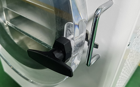 4-6kg 소형 식품 동결 건조기 detail - 투명한 눈에 보이는 플렉시 유리 도어는 재료의 동결 건조 과정을 직접 관찰할 수 있습니다.