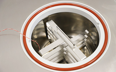 0.12㎡ 탁상 형 일반 실험실 동결 건조기 detail - 예냉용 콜드 트랩, 예냉용 프레임 포함, 냉동고를 다시 구입할 필요가 없습니다.