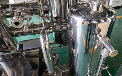 대용량 단일 효과 떨어지는 필름 증발기 산업 규모 detail - 이송 탱크는 에탄올 회수를 위해 극저온 냉각기와 연결됩니다. 수집 액체 레벨을 볼 수 있고 회수 전에 여과를 다시 수행할 수 있는 액체 레벨 게이지 및 필터를 포함합니다.