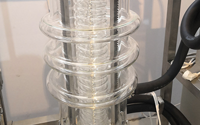 CBD 기름을위한 닦인 필름 분자 증류법 장비 detail - 메인 증발기 - 재킷 증발기, 응축기 면적을 개선하기 위한 구불구불한 응축 코일, 흑연 복합 재료 스크레이퍼가 있는 SS316, 300°C 고온 저항.