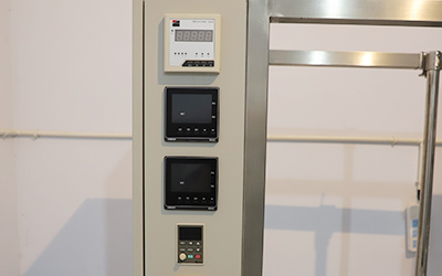 CBD 기름을위한 닦인 필름 분자 증류법 장비 detail - 컨트롤러 - Omron 브랜드 온도 컨트롤러. Torr, mBar, Pa 단위의 진공 디스플레이. 속도 설정 및 표시.