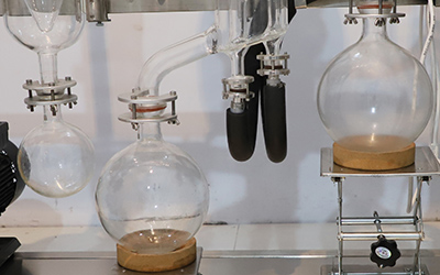 CBD 기름을위한 닦인 필름 분자 증류법 장비 detail - 수집 플라스크 - GG17 고붕규산 유리 소재, 부식 방지. 조정 가능한 리프팅 스탠드 포함. 무겁고 가벼운 분자 수집 플라스크, 부피는 선택 사항, 재료는 선택 사항입니다.